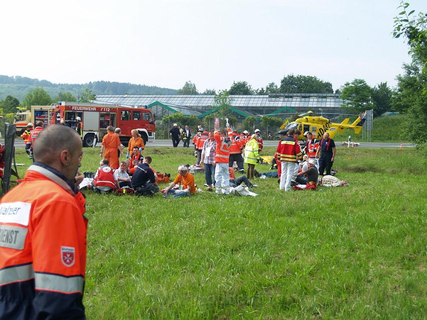 Schwerer Unfall mit Reisebus Lohmar Donrather Dreieck P016.JPG